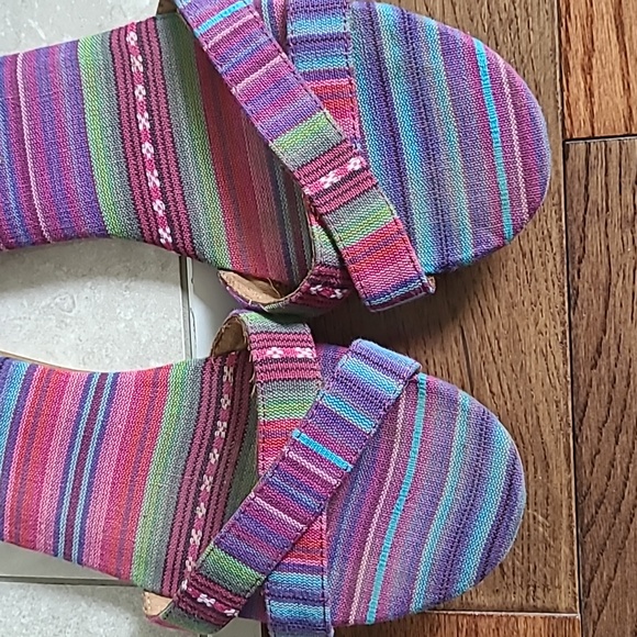 TOMS Woven Sandals - Picture 8 of 10